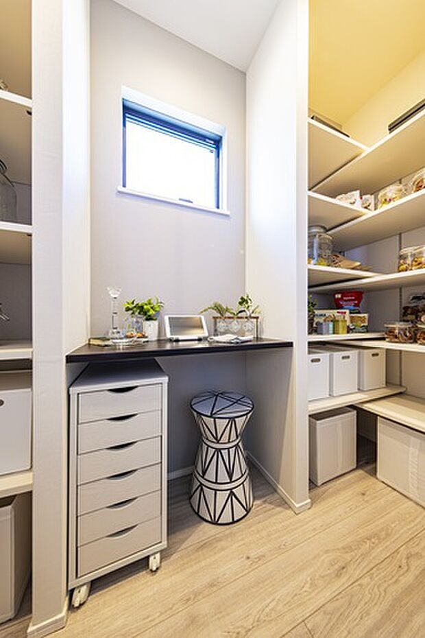 【パントリー】食料品等のストックを保管するのに便利なキッチン横の収納スペース。（モデルハウス9号棟　2023年11月撮影）