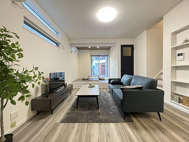 玄関を入り、リビングを通って2階にいく間取りです。帰宅時や就寝時に、ご家族が顔を合わせて挨拶がしやすい工夫をしています。/9号地モデルハウス