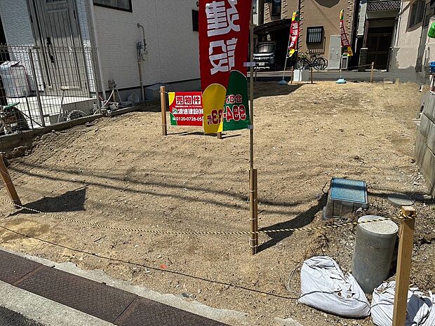 【現地土地写真】
駐車場は東側に1台分確保。駐車場の一部が建物の下に位置し、屋根になっていますので、自転車やバイクを、雨を避けて保管することができます。