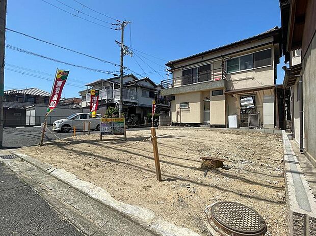 【前面道路含む現地写真】
JR関西本線「志紀」駅まで徒歩8分。交通アクセス良好。小・中学校やこども園、保育園が徒歩10分圏内に揃い、通学・通園に負担の少ない立地です。