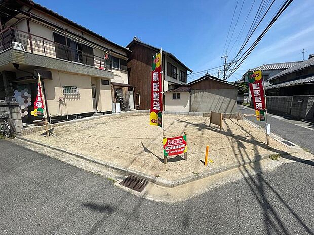 【前面道路含む現地写真】
LDKは約17.13帖。家族団らんのひと時も、プライベートな時間もゆったり過ごせる広さを確保しています。