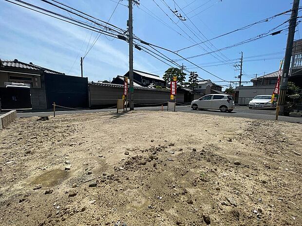 【前面道路含む現地写真】
毎日の暮らしに欠かせないスーパー、ドラッグストア、コンビニなどの買い物施設が徒歩7分圏内に複数点在する住環境。気軽に買い出しに出かけられます♪