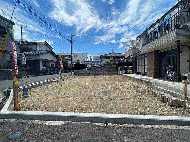 【現地写真】
南と東の道路に面した、開放的な角地物件!明るく風通しの良いLDKやベランダを配したプランをご提案いたします♪
