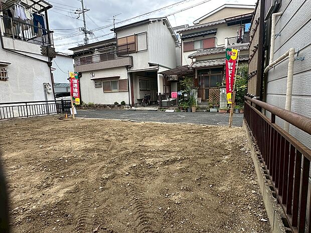 【現地土地写真】
南西側前面道路の幅員は約4.5m。敷地との段差がほとんどないため、車の入出庫の際もスムーズに行えます。