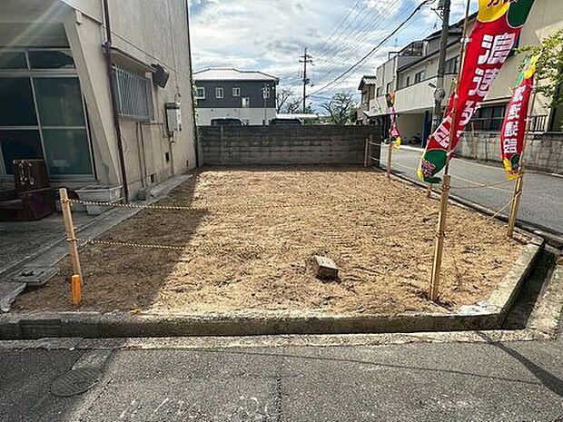 【現地土地写真】
北東・南東側が道路に面した、開放感のある角地に位置しています。南東側が開けているため、たっぷり陽光を取り込むことができます。