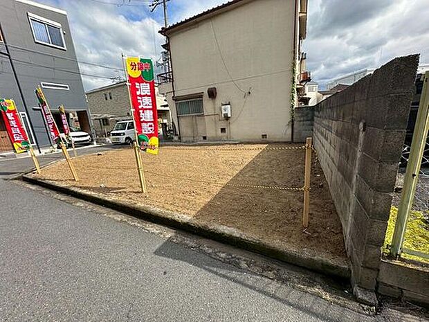【現地土地写真】
周囲にはすでに建物が建っているため、陽当りなどを現地で確認することができます。実際の状況を考慮しながら、プランニングすることが可能です。