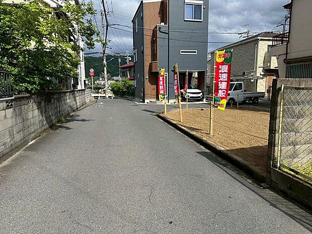 【前面道路含む現地写真】
スーパー、コンビニが徒歩9分圏内、保育施設、小学校が徒歩8分圏内。生活利便性が高く、子育て世帯にもおすすめの住環境です。