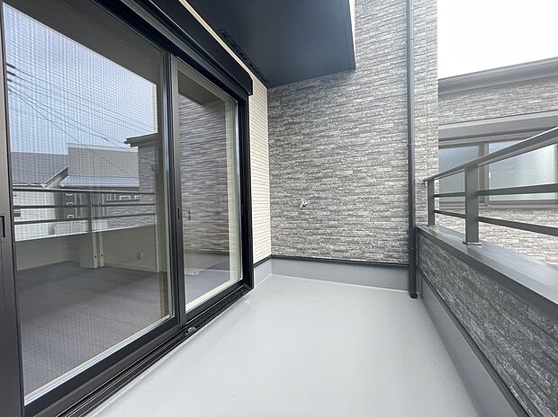 【【ベランダ・施工例】】約7帖の洋室に面した、南西向きのベランダです。広々としており、お花などのプランター栽培も楽しめそうです。水やりにも便利な水栓を設置しています。