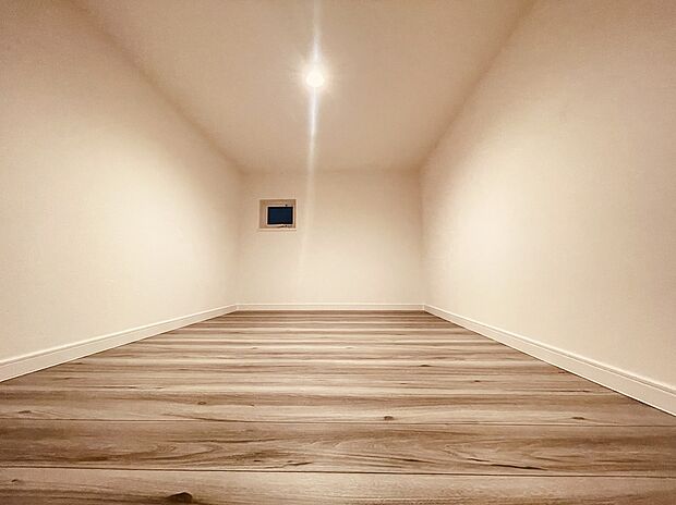 【ロフト/9号地モデルハウス】2階洋室からつながるロフトです。収納はもちろん、お子様にとっては、秘密基地のように、たくさんのおもちゃを自由に散らかせる、とっておきの場所になりそうです。