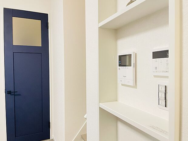 【LDK/9号地モデルハウス】LDKのニッチにインターホンのモニターなどを集め、スッキリとした印象に。お気に入りの小物を並べたり、ご家族の写真を飾る場所にもおススメです♪