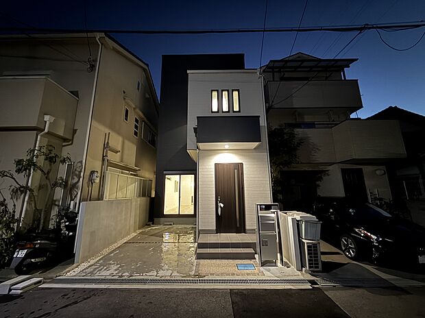 【外観】2階の3連の窓からもれる灯りが、外観のアクセントとなっています。ツートンカラーが、外観の立体感をより一層際立たせます。