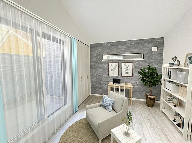 【 洋室】2階南側の洋室です。
明るく開放的な勾配天井です。通気が良いので朝の目覚めが気持ちよさそうです。シンプルなお部屋でお好みの家具が映えます。