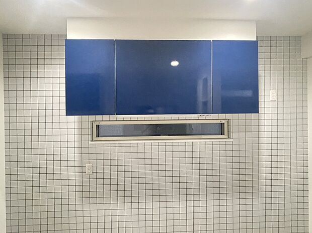 【キッチン】キッチンの近くに窓を設けていると、気になる調理中の匂いを軽減できます。上部の吊戸棚は一部が昇降式で、手軽に物が取り出せます。