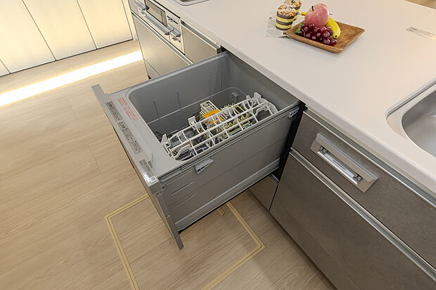 【9号地モデルハウス】【食器洗乾燥機】
家事負担を軽減する、食器洗乾燥機付きです。ビルトインタイプなので、洗い物を置くスペースに困りません。食後の食器洗いの手間が省け、ご家族団らんの時間を過ごすことができます。