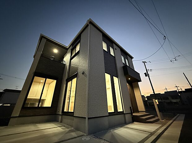 【9号地モデルハウス】9号地モデルハウスが完成いたしました☆
すぐ近くに高い建物が無いので、空が広く見えますね!
周囲には住宅が多く、穏やかな暮らしが期待できます。