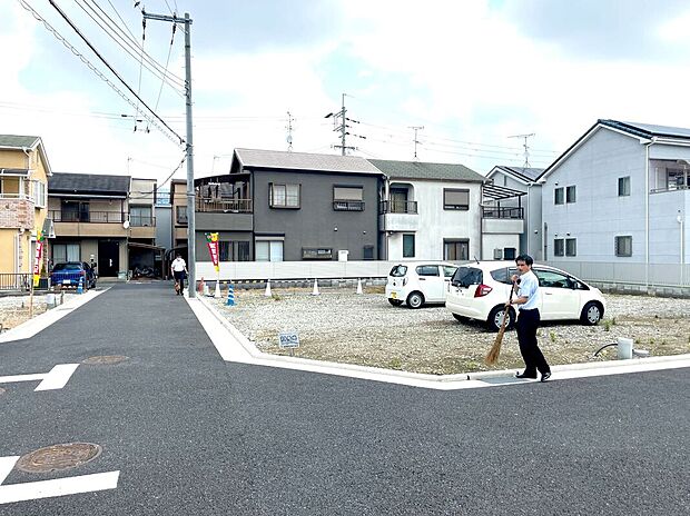 【【現場清掃風景】】周辺環境と併せてご案内可能です。実際の陽当りや環境をぜひ現地でご確認ください。※撮影時は曇天のため、一部画像処理を施しております。