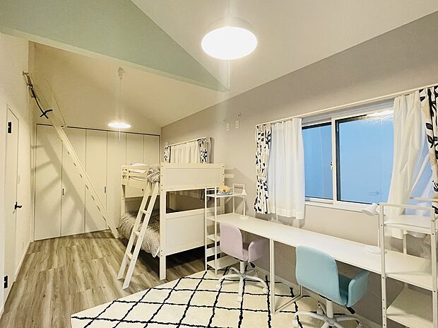 【南側洋室】手前が西側、奥が東側の約5帖の洋室です。東側のお部屋にはロフトへ上がる可動式のハシゴがございます。仲良しのお子様2人にぴったりのお部屋です。/9号地モデルハウス