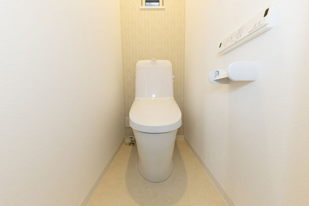 【【トイレ/施工例】】温水洗浄便座付きトイレを採用。1階と2階の両方に配置しているので、朝の忙しい時間帯にも安心です。