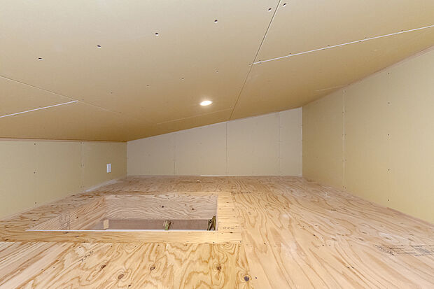 【【屋根裏収納/施工例】】使い勝手の良い屋根裏収納付き。普段は目につかない場所に大容量の収納スペースを確保し、すっきりとした暮らしを叶えます。