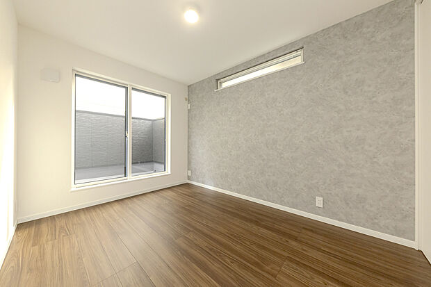 【【洋室/施工例】】2つの洋室がバルコニーに面していて開放感があります。手前にはクローゼットがあり、衣類や小物類が収納できます。

