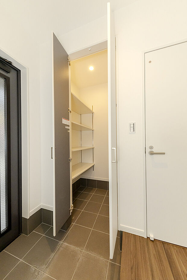 【【SIC/施工例】】玄関横にゆとりあるSICを設置。靴を履いたまま中に入れる造りで、外出前後の動線がスムーズです。