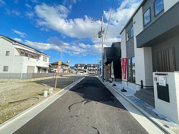 【【前面道路を含む現地写真】】快適で安心な長期優良住宅です。ぜひご家族そろって、現地をご見学ください。お問い合わせ、お待ちしております。