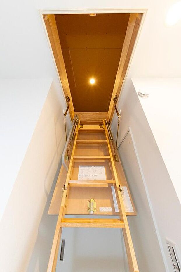【【屋根裏収納/施工例】】2階廊下の可動式はしごより、屋根裏収納へ上がれます。日頃出番の少ないお荷物がすっきりと片付き、広い室内を余すところなくお使いいただけます。