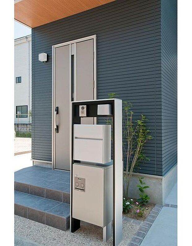 【【機能門柱/施工例】】ポスト、表札、インターホンなどの機能を一つの柱に集約でき、デザイン性の高い門柱です。