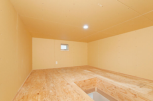 【【屋根裏収納/施工例】】収納はもちろん、お子様にとっては、秘密基地のように、たくさんのおもちゃを自由に散らかせる、とっておきの場所になりそうです。