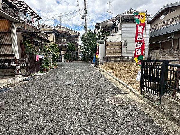 【【前面道路含む現地写真】】前面道路はアスファルト舗装済です。徒歩はもちろん、ベビーカーや自転車、バイクなどの移動もスムーズに行えます。