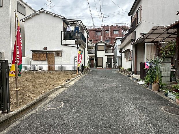 【【前面道路含む現地写真】】徒歩4分圏内に保育園や公園があり、子育て世帯におすすめの住環境です。
