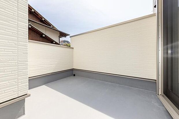 【【施工例/バルコニー】】寝具などをまとめて干せる広さがあります。東向きのため、午前中に陽光が差し込み、洗濯物がよく乾きそうです。