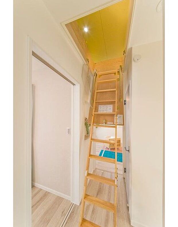 【【施工例/屋根裏収納】】2階廊下の可動式はしごより、屋根裏収納へ上がれます。日頃出番の少ないお荷物がすっきりと片付き、広い室内を余すところなくお使いいただけます。