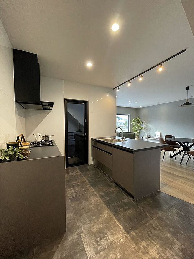 【現地モデルハウス】フロントオープン食洗器採用!