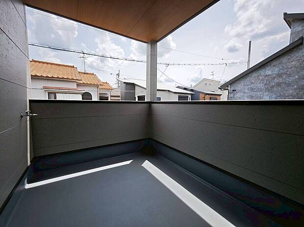 【バルコニー】屋根付きのインナーバルコニー。雨の日も洗濯物を干しやすい空間です