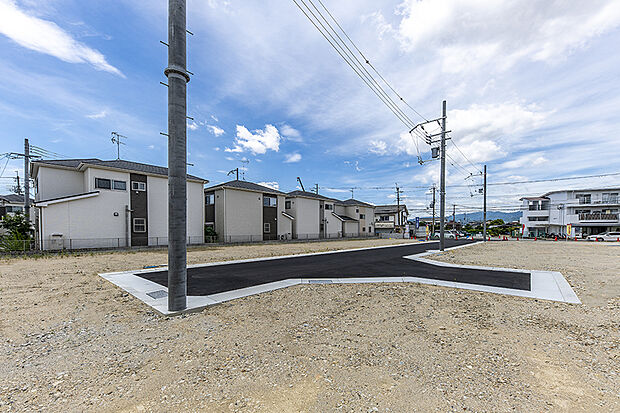 【現地写真】
陽当たりも良く、アクセスも自由自在の快適さを叶えた大型分譲地です!新しいモデルハウスやお客様のお家が建っており、圧巻の街並みです◎