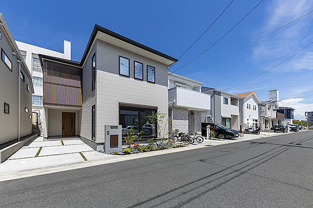 【弊社施工例／外観写真】
邸宅が並ぶと圧巻の街並みが完成します。自由設計で叶える、ご家族の夢を詰め込んだマイホームをKANJUで是非。