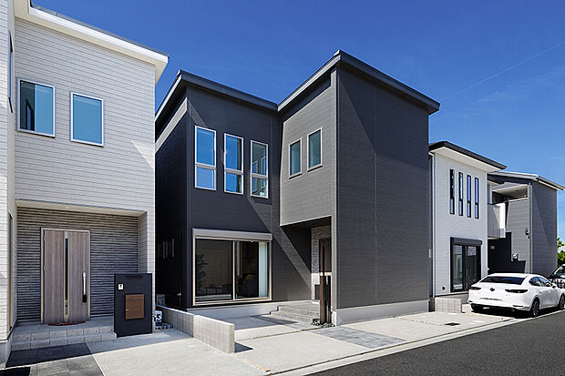 【弊社施工例/街並み写真】
好みのカラーや外構で仕上げられるのも、自由設計の良さ。ご家族の夢を詰め込んだマイホームをKANJUで是非。