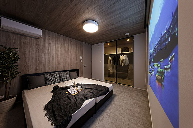 【【NEWモデルハウス／主寝室】】日々の疲れを癒す主寝室では、さらにリラックスできるようプロジェクターを設けました。大画面で映画や音楽鑑賞も。