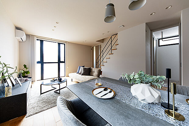 【【近くで最終公開中のモデルハウス/LD】】明るい陽光が差し込むLDは、グレートーンのインテリアの落ち着きがプラスされ優しい空間に。ご家族団欒の場に相応しいリビングに仕上がりました。