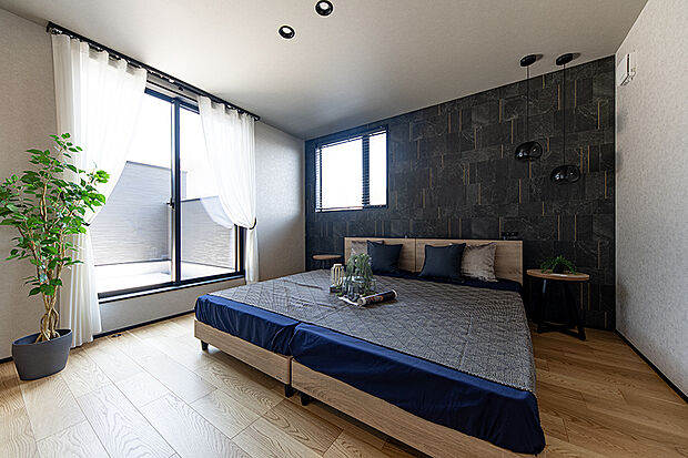 【【弊社施工例／主寝室】】日々の疲れを癒すベッドルームは、シンプルであたたかみ溢れる空間です。南向きのバルコニーで朝の目覚も気持ちよく。