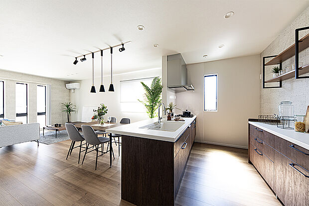 【【近くで公開中のモデルハウス／LDK】】陽光の明るさが嬉しいリビングは、濃い目の木目とブラックのアイアンで洗練された印象へ。