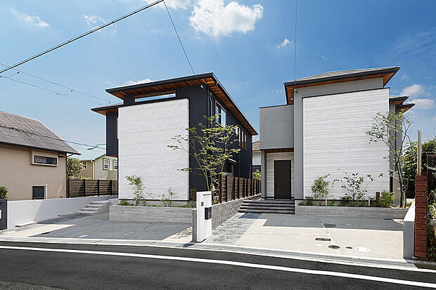 【【弊社施工例／外観】】歴史ある街の雰囲気には、重厚感のある外観がよく合います。自由設計だからこそ出来る、夢を詰めこんだ愛着ある自邸を是非。