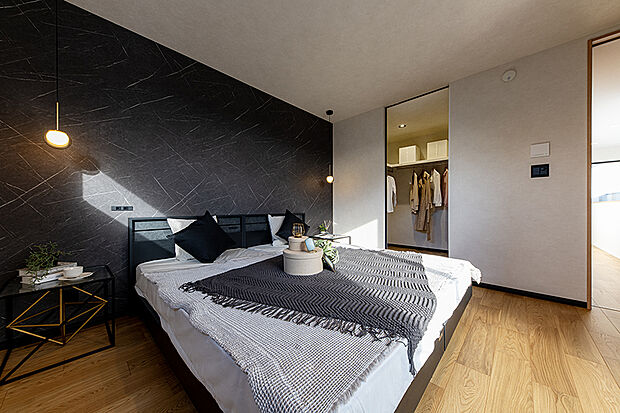 【【他で公開中のモデルハウス/主寝室】】陰影が綺麗な主寝室は、落ち着いた雰囲気に仕上げました。W.I.Cを併設することで、いつもお部屋を綺麗に保てます。