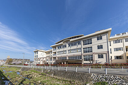 宝塚第一小学校 約750m(徒歩10分)
