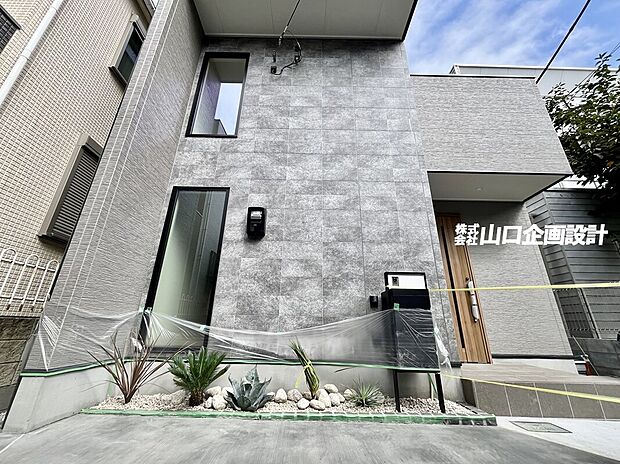 スクエアフォルムに合わせた大判ストーンタイルがアクセント！高級感漂う外観が邸宅の品格とアーバンな個性を引き立てます。