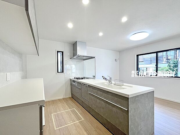 たっぷりの物をしまえるキッチンスペース！収納力いっぱいのカップボード付です