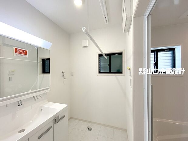 【洗面脱衣室　2025年11月撮影】「洗う」「干す」がその場で出来ちゃいます！　