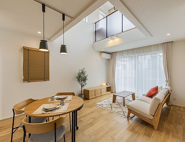 【LDK/当社施工例】
リビング上部に約3.75帖の吹抜けを施し、開放感のある空間に仕上げました。陽光がたっぷりと降り注ぎ、ご家族皆さまが快適にお過ごしいただけます。