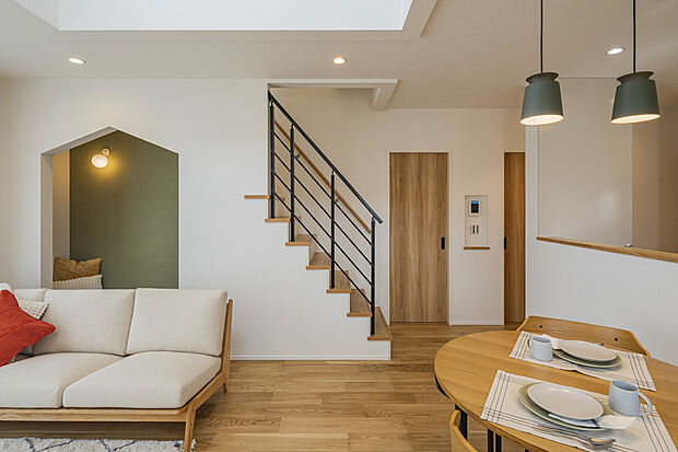 【LDK/当社施工例】
LDKに隣接する多目的ルームは、シーンにあわせてリビングの一部としても、個室としても活用可能。家族の気配を感じながら過ごせる空間です。